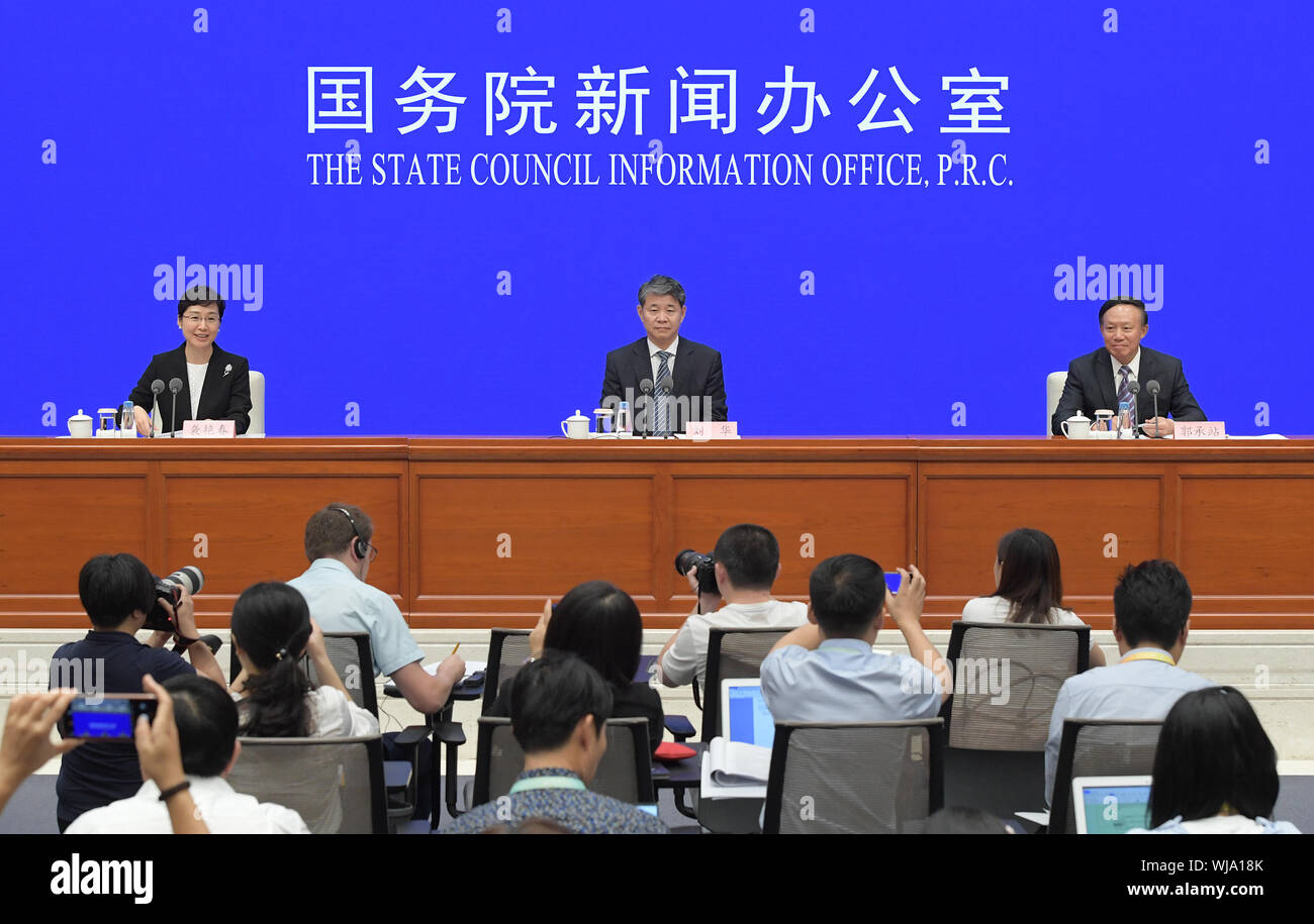 (190903) -- PECHINO, Sett. 3, 2019 (Xinhua) -- Liu Hua (C), direttore della gestione nazionale di sicurezza nucleare, Guo Chengzhan (R), vice direttore dell' amministrazione e portavoce con il Consiglio di Stato Informazioni Ufficio Xi Yanchun partecipare ad una conferenza stampa a Pechino Capitale della Cina, Sett. 3, 2019. La Cina ha dichiarato la propria posizione sullo sviluppo di energia nucleare come una politica stabilita nel suo primo libro bianco sulla sicurezza nucleare rilasciato martedì, facendo voto di rafforzare la cooperazione internazionale e di creare una comunità di futuro condiviso per la sicurezza nucleare. Dal titolo " La sicurezza nucleare in Cina", TH Foto Stock