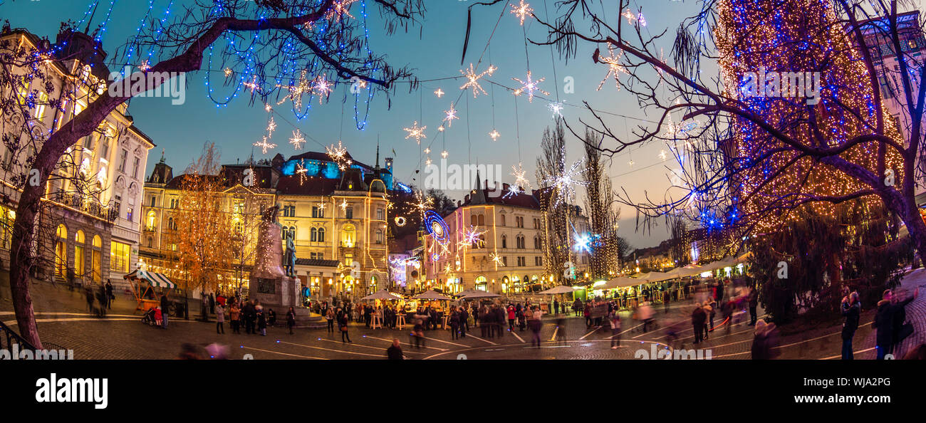 Lubiana romantica del centro città decorate per le vacanze di Natale. Preseren square, Lubiana, Slovenia, Europa Foto Stock
