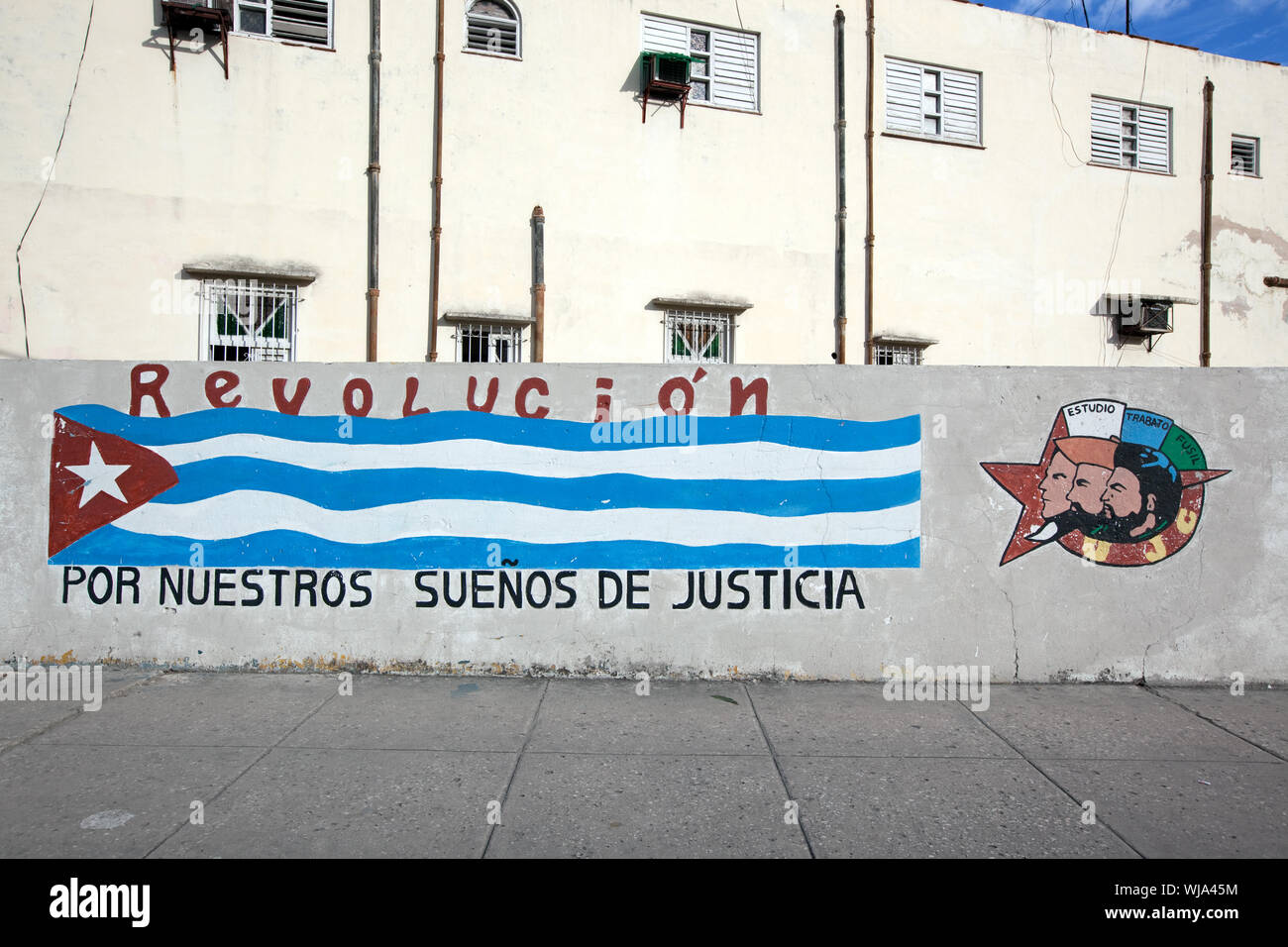 Dipinto a mano rivoluzionario murali sono ovunque nella Città dell Avana, Cuba Foto Stock