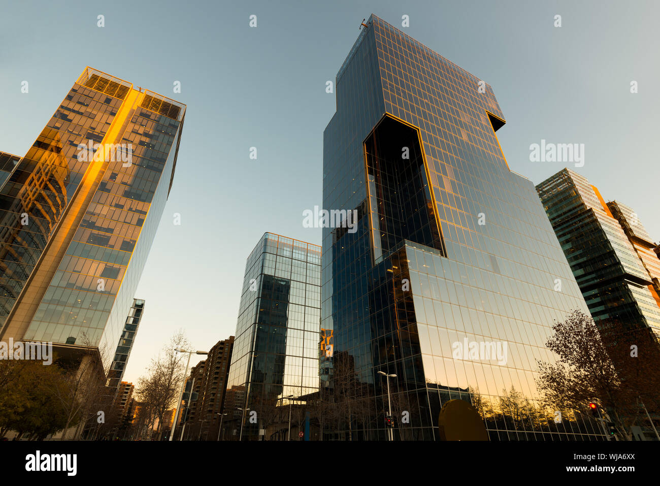 Edifici per uffici a distretto finanziario noto come Nueva Las Condes in Rosario Norte Street, Las Condes de Santiago de Cile Foto Stock