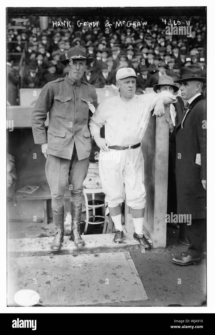 Hank Gowdy in uniforme militare con manager John McGraw, New York NL (baseball) Foto Stock