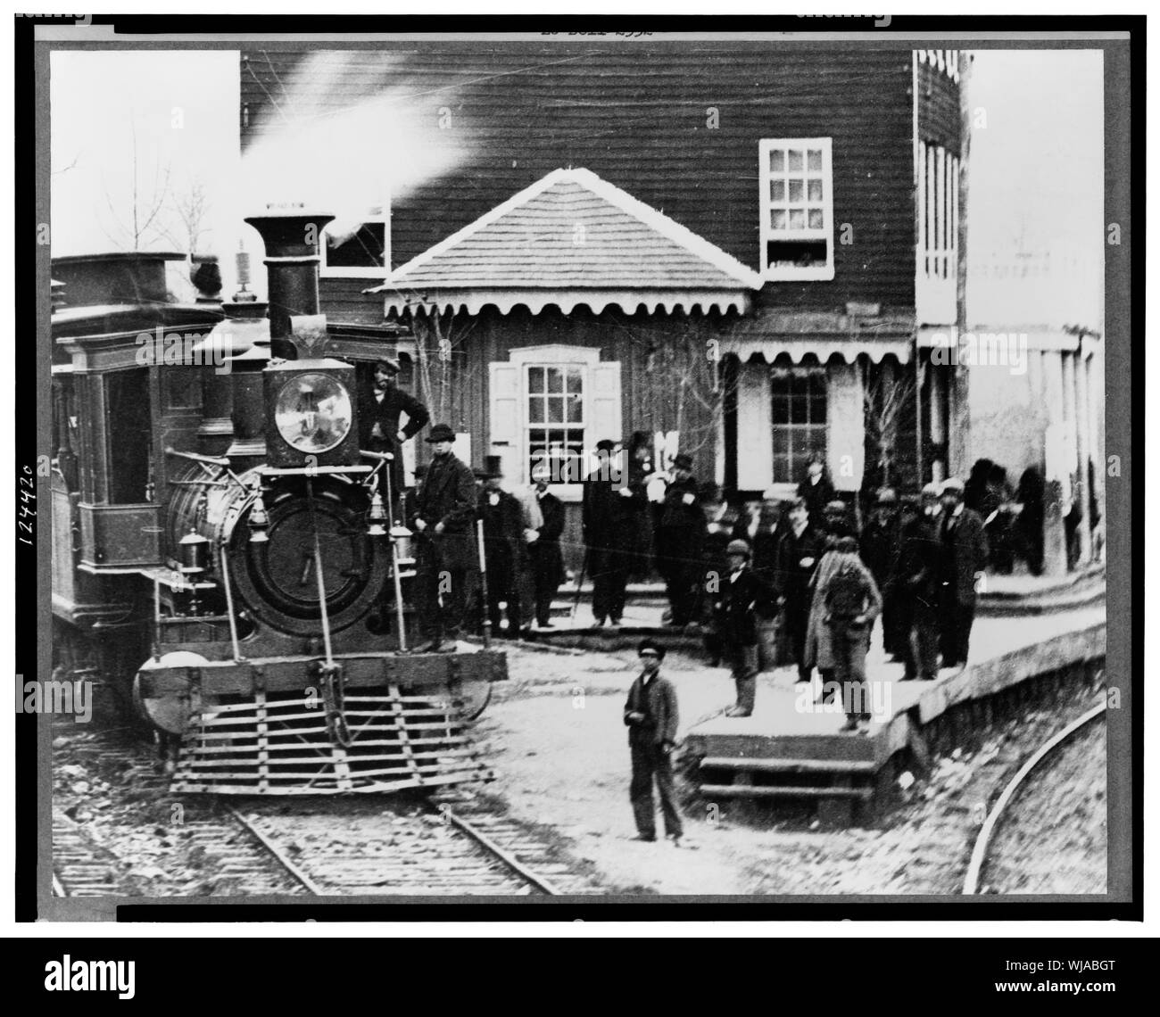 Giunzione di Hannover, Pennsylvania--1863--Hannover Junction Railroad Station (dettaglio di locomotiva e la folla) Abstract: persone in piedi nella parte anteriore della stazione ferroviaria. Foto Stock