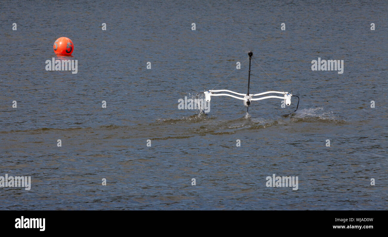 Propulsore alimentato Radio Controlled sventando trimarano sul lago del Regno Unito Foto Stock