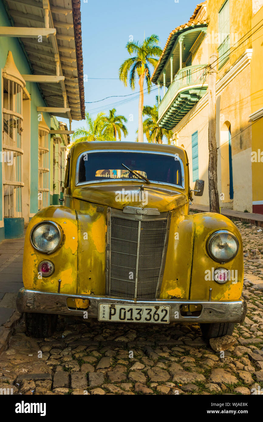 Classic Vintage auto sulla bella strada soleggiata, Trinidad de Cuba Foto Stock