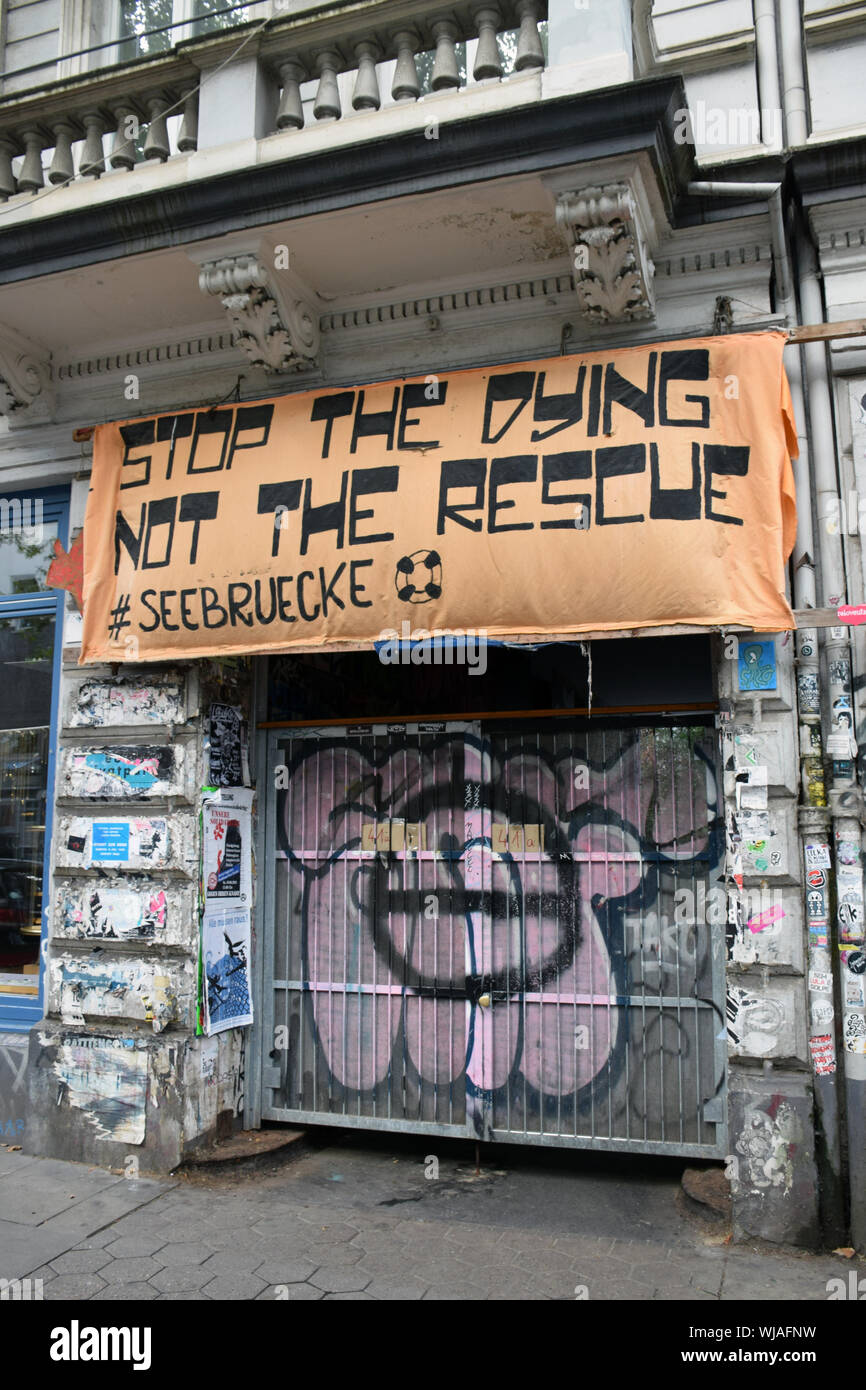 Seebruecke grafitti - Seebrucke esige la creazione di percorsi sicuri per i profughi e a porre fine alla criminalizzazione di salvataggio in mare e di ricevere i loro Foto Stock
