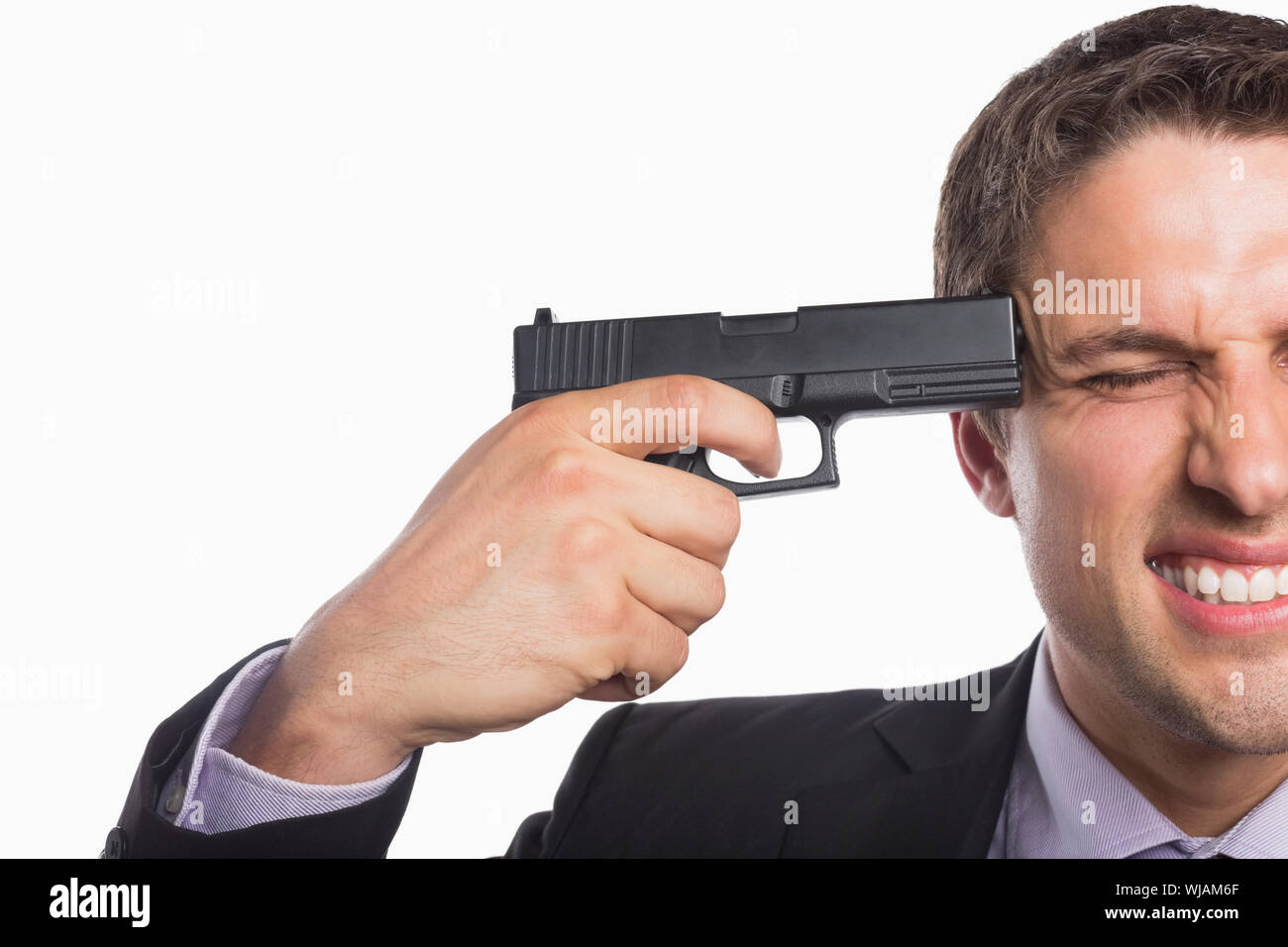 Close-up di un imprenditore in possesso di una pistola alla testa Foto Stock