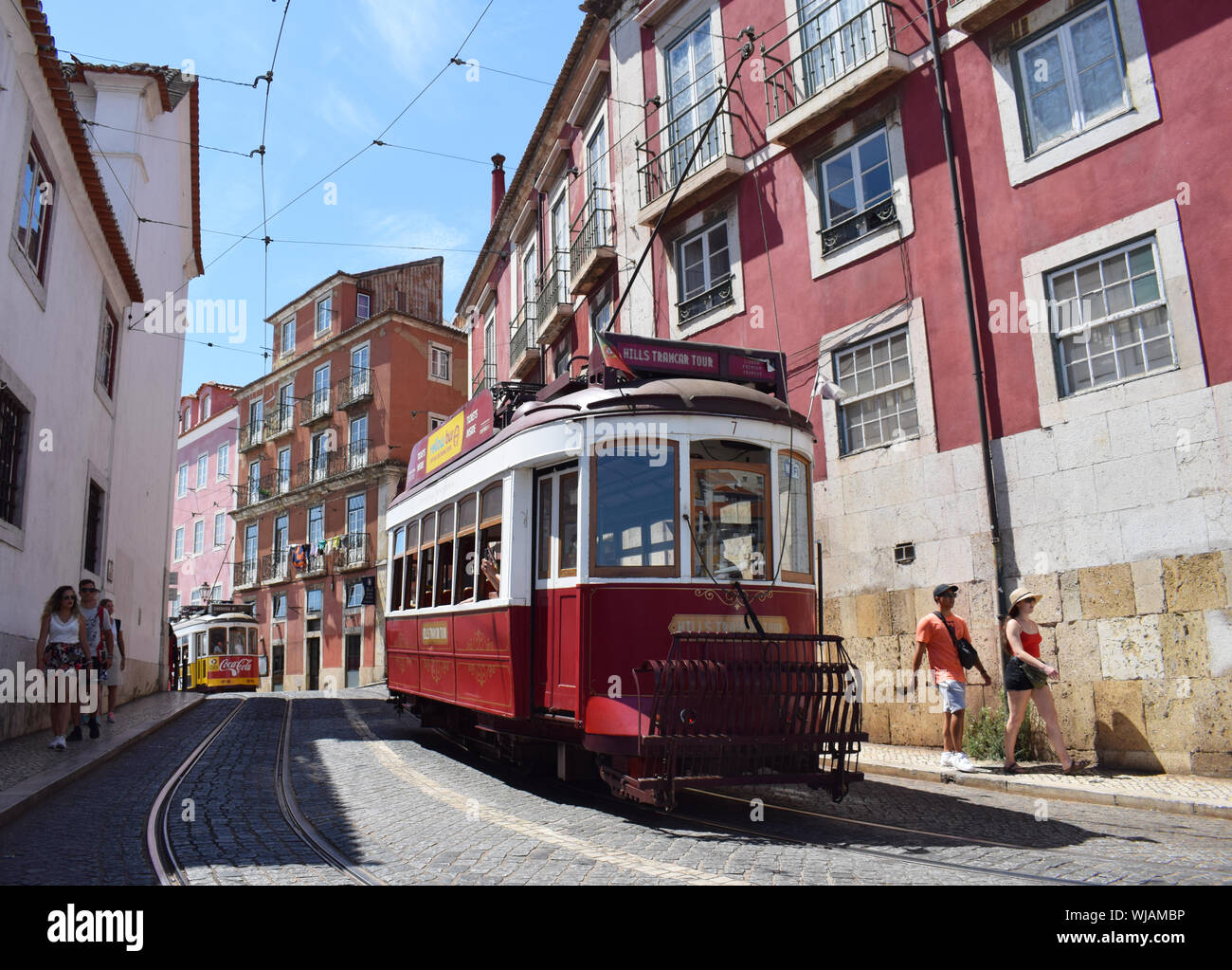 Lisbona, Portogallo. Agosto 2019. Un vintage red tram nelle strade del quartiere Baixa dirigendosi verso la Città Vecchia, Alfama Foto Stock