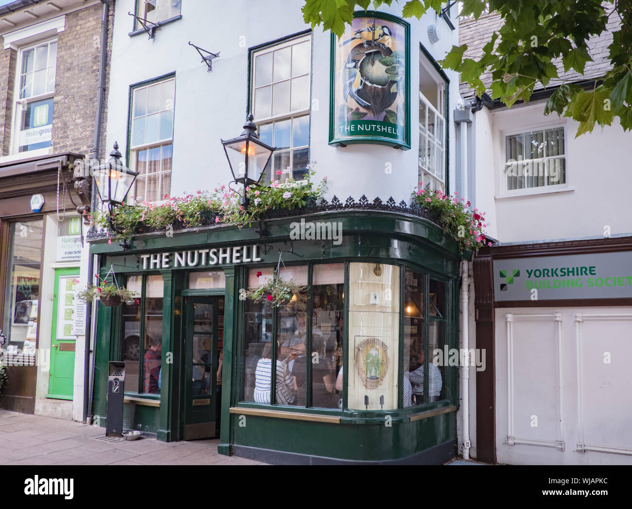 Vista esterna del guscio di noce Pub, noto come il più piccolo pub in Gran Bretagna. Bury St Edmunds, Suffolk, Regno Unito Foto Stock