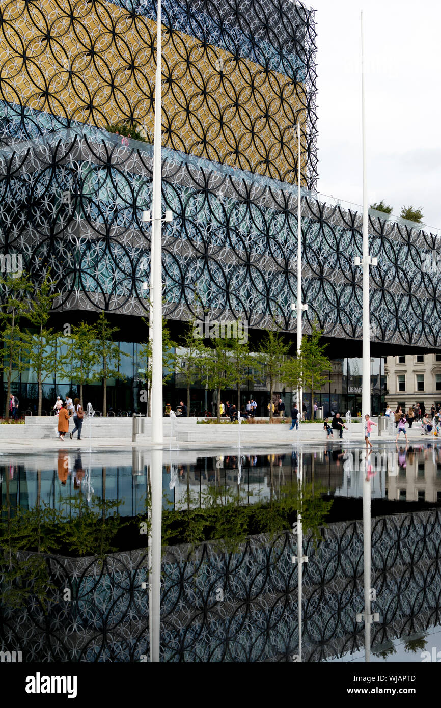 La biblioteca di Birmingham e acqua nuova funzione, Centenary Square, Birmingham, Regno Unito Foto Stock