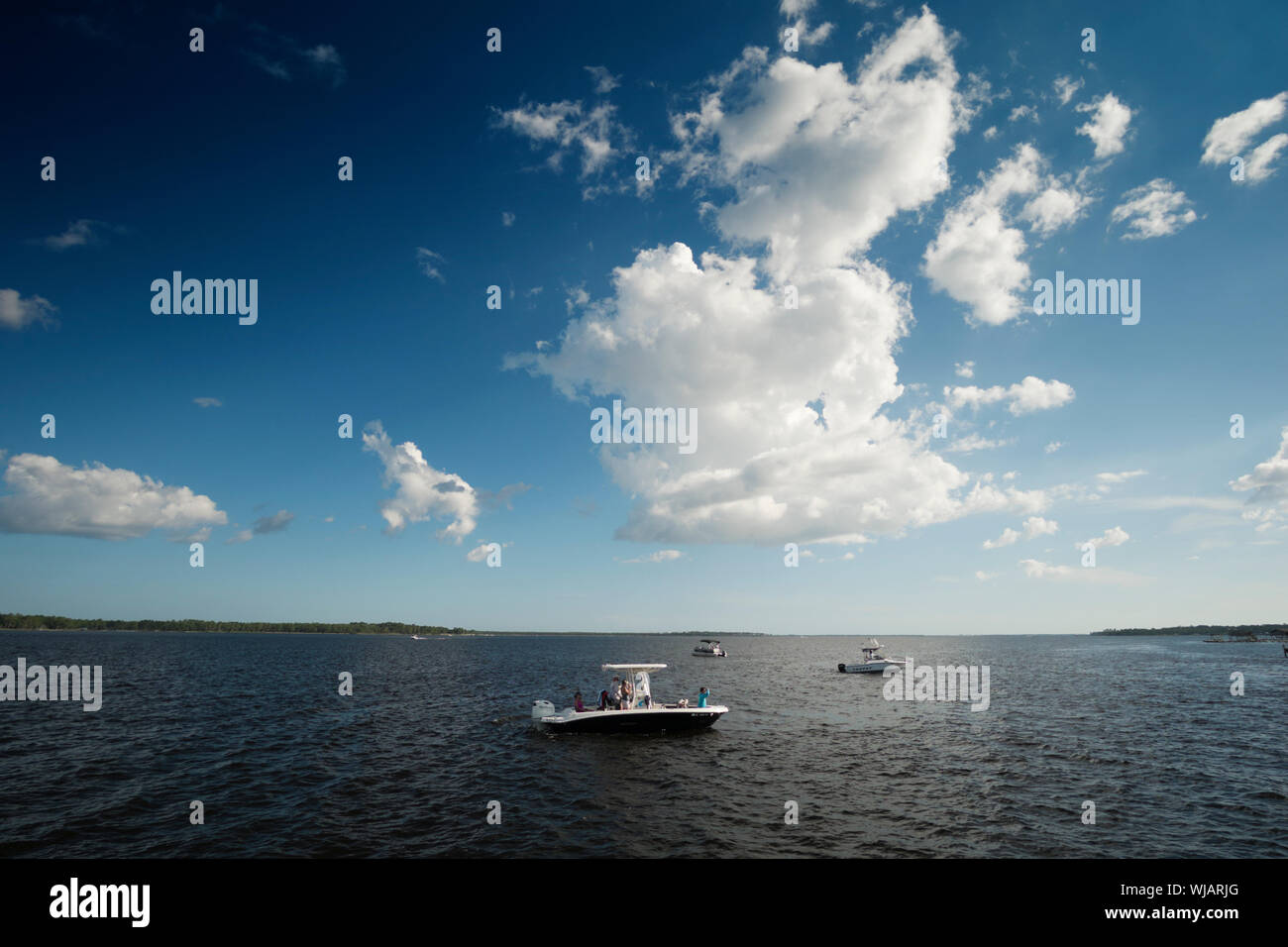 Imbarcazioni da diporto fodera fino in prossimità della rampa di carico in corrispondenza di Lillian, Alabama. Foto Stock
