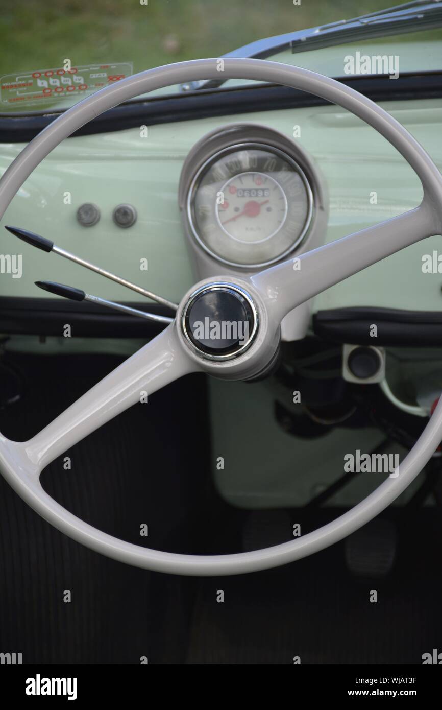 Dettaglio interni di un Fiat Nuova 500 auto classica che mostra il volante il tachimetro e il cruscotto Foto Stock