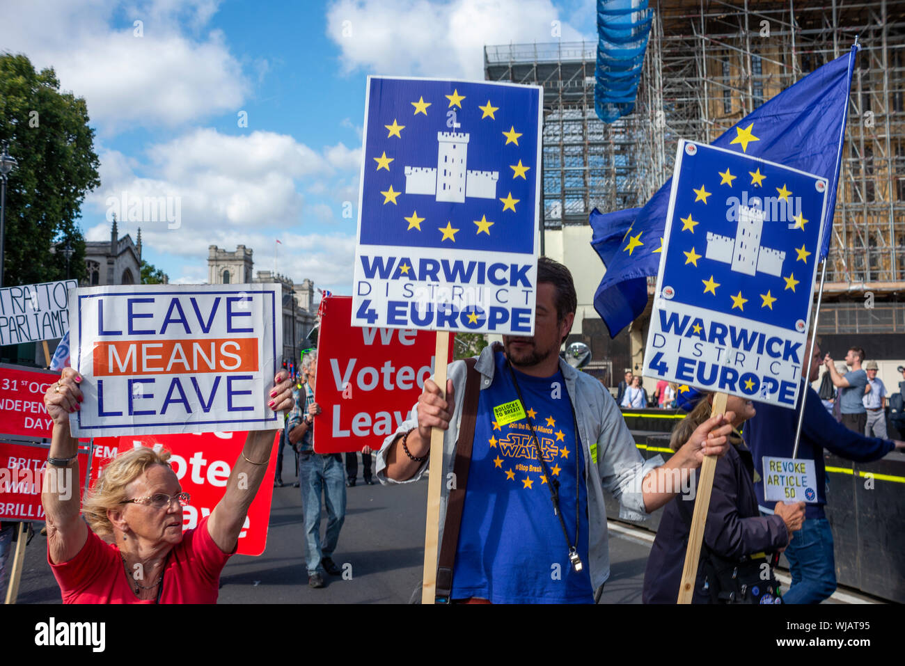 Come il Parlamento riprende dopo la pausa estiva i dimostranti si sono riuniti al di fuori, dimostrando contro il Primo Ministro Boris Johnson per la decisione di sospendere il Parlamento davanti al Brexit data del 31 ottobre. Molti credono che la prorogue consentirà il 'no deal' Brexit procedere incontrastato. Molti sono anche chiamando per un elezione generale, una estremità di austerità e per un secondo referendum su Brexit. Pro Brexit manifestanti hanno inoltre partecipato Foto Stock