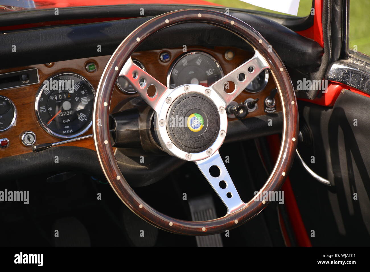 Dettaglio interni di una Sunbeam Alpine Classic car che mostra il volante il tachimetro e il cruscotto Foto Stock