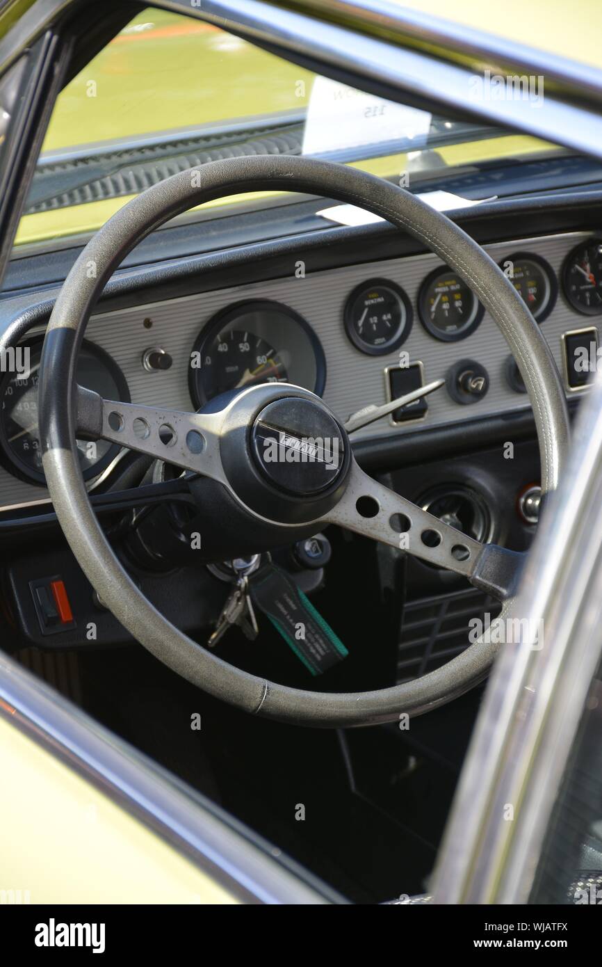 Dettaglio interni di un Fiat Nuova 500 auto classica che mostra il volante il tachimetro e il cruscotto Foto Stock