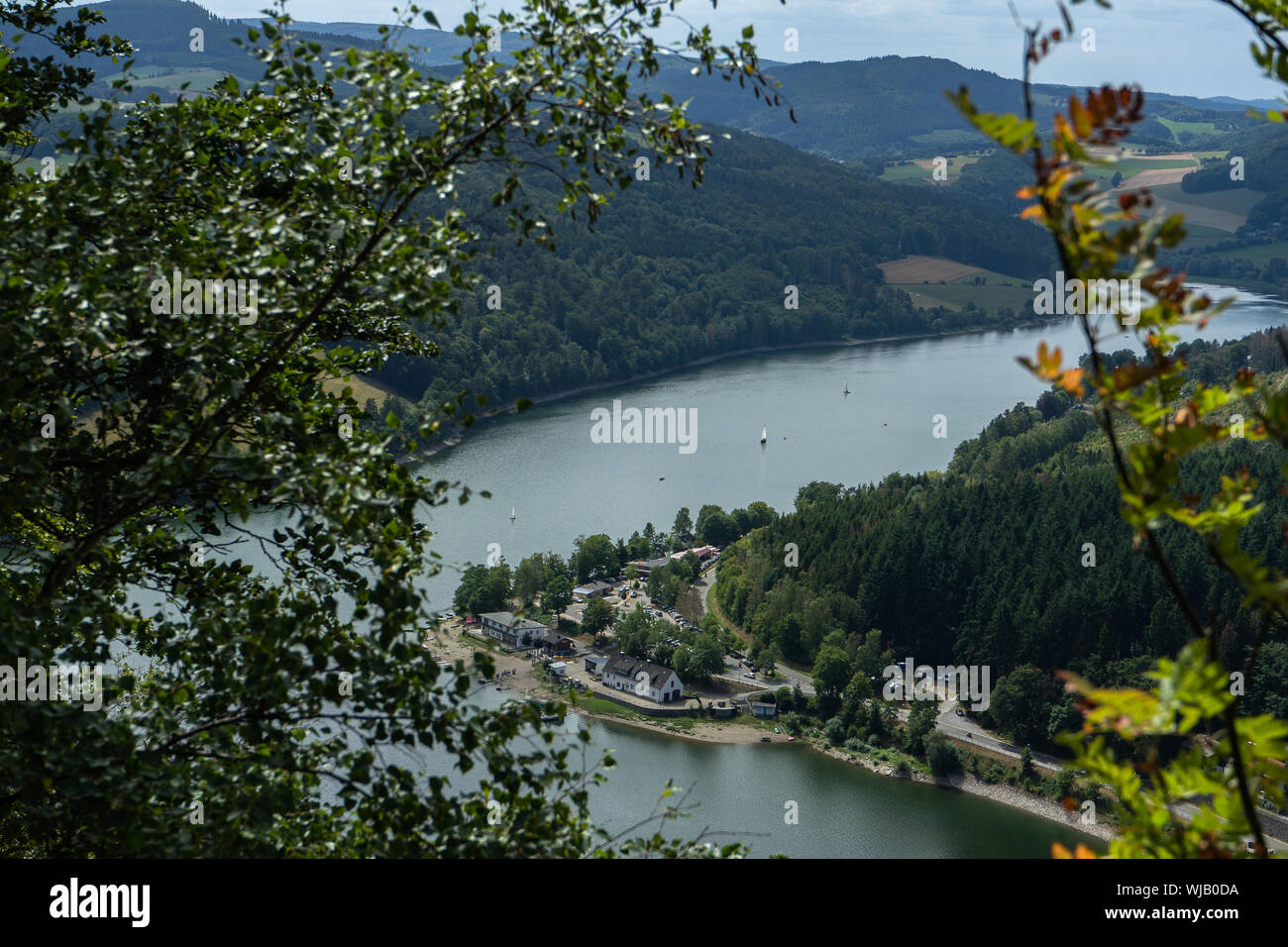 Lago chiamato Diemelsee in Germania con cielo molto nuvoloso Foto Stock