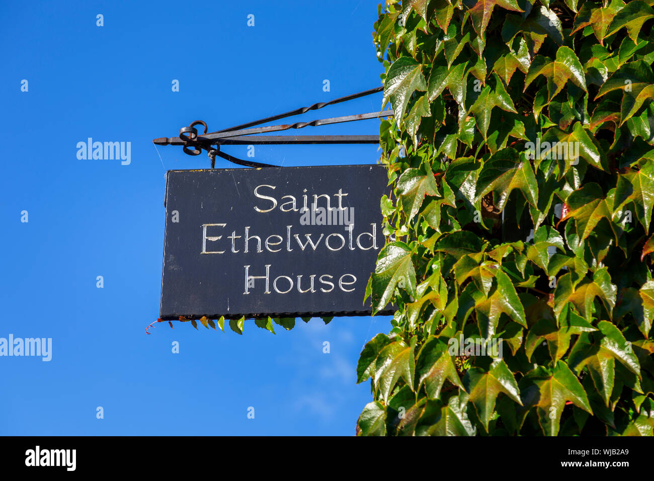 Segno a Saint Ethelwold's House, un centro spirituale e ritirarsi nella storica East St Helen Street, Abingdon-on-Thames, Oxfordshire, sud-est Inghilterra Foto Stock