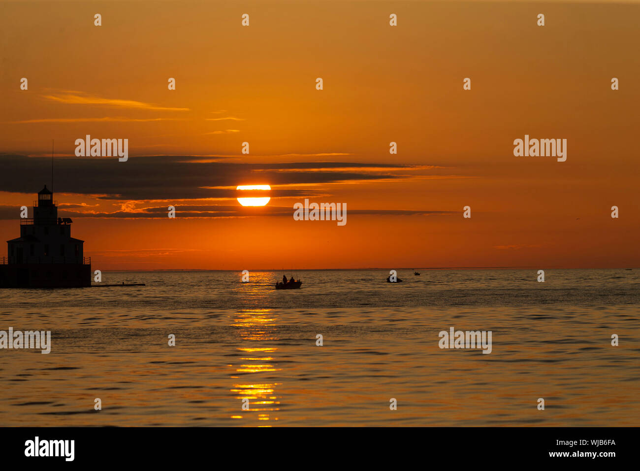 Alba sul lago Michigan. Barche da pesca in barca a vela sul lago Michigan, inizio la pesca al salmone Foto Stock