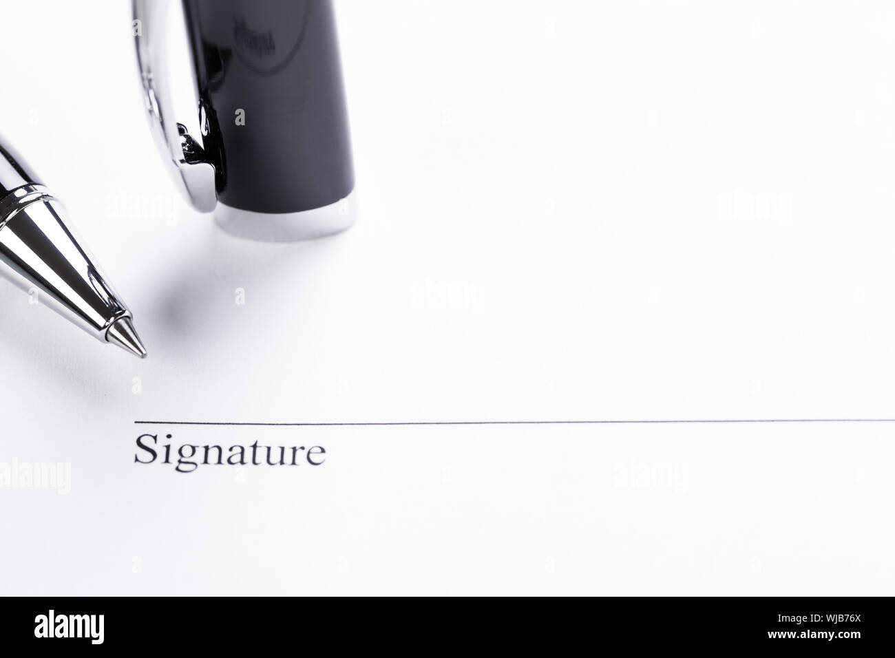 Macro closeup firmare il documento contratto di riempimento della penna Foto Stock