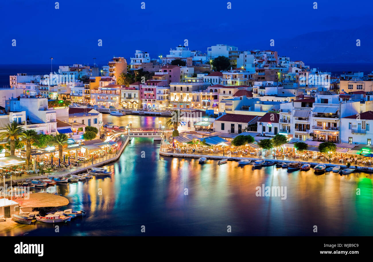 Agios Nikolaos. Agios Nikolaos è una pittoresca città della parte orientale dell'isola di Creta costruita sul lato nord ovest della tranquilla baia di Mirabello. Foto Stock