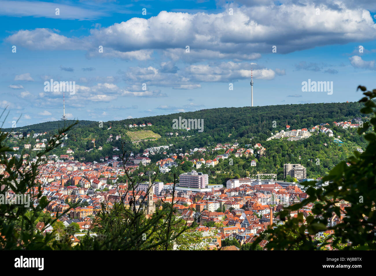 Germania, vista sul paesaggio di case e la torre della televisione di Stoccarda la città dall'alto escursionismo titolo di blaustruempflerweg in estate con il blu del cielo Foto Stock