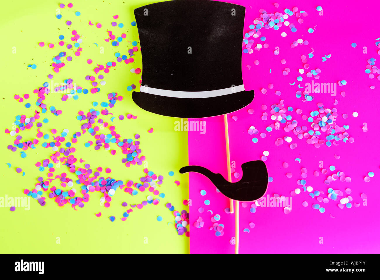 Icona di uomo con il fumo nero tubo, cappello e coriandoli su sfondo al neon. Design Fflat.Invito su un partito o padri felice giorno della scheda Messaggi di saluto. Foto Stock