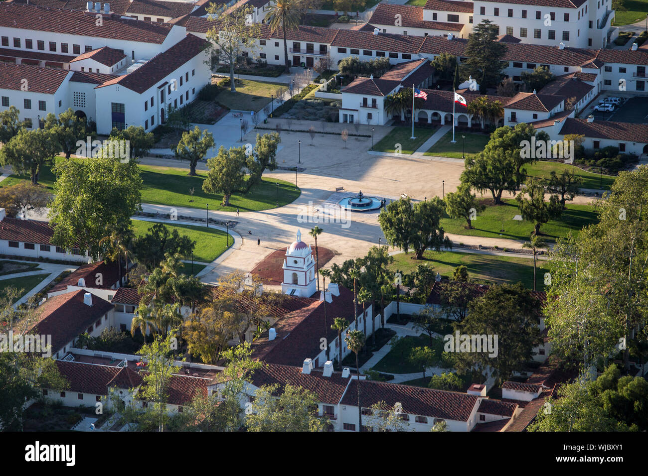 Camarillo, California, Stati Uniti d'America - 26 Marzo 2018: vista aerea del campus architettura quad presso la California State University Isole del Canale nella Contea di Ventura Foto Stock