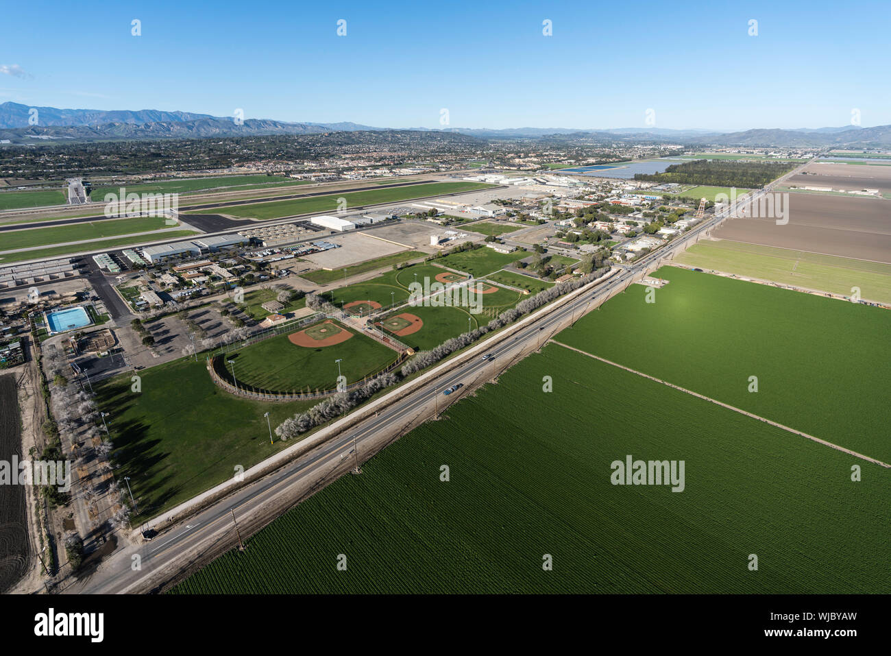 Vista aerea di terreni agricoli e campi da baseball vicino a Camarillo Airport in scenic Ventura County, California. Foto Stock