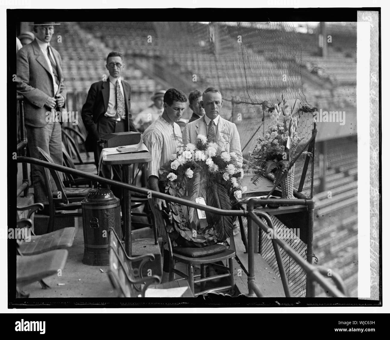 Harris & Griffith luogo corona in cattedra di John Dugan, 6/16/25 Foto Stock