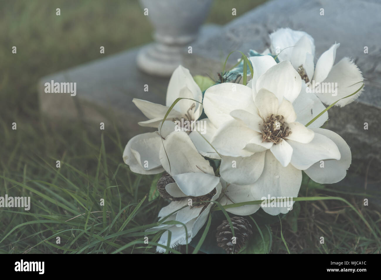 Giorno di Tutti i Santi - fiori artificiali su una vecchia tomba Foto Stock