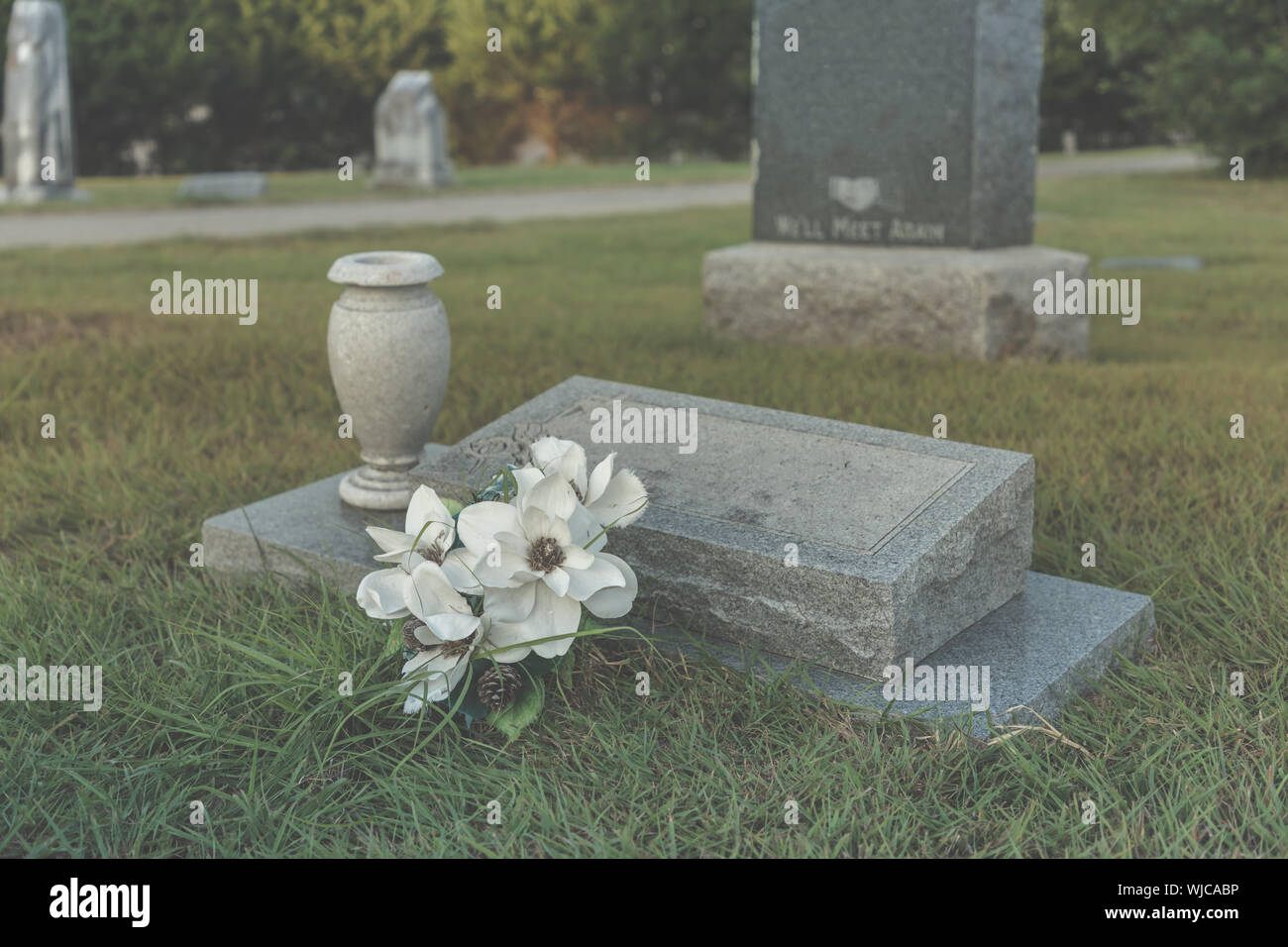 Giorno di Tutti i Santi - fiori artificiali su una vecchia tomba Foto Stock