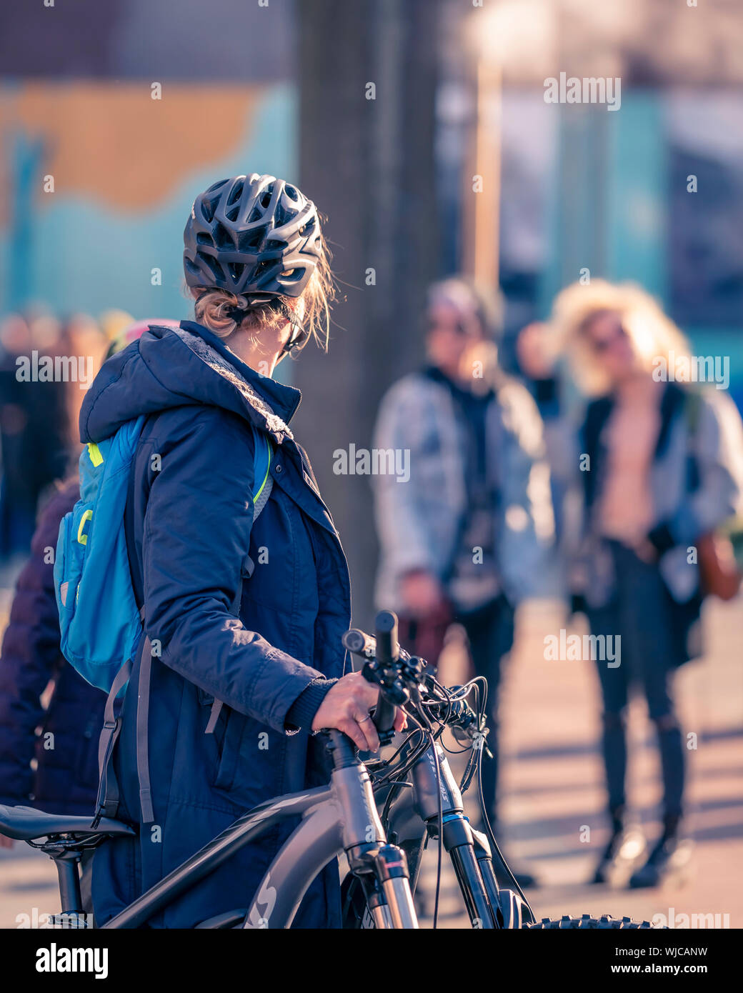 Donna con la bicicletta, Menningarnott o Culturale giorno, Reykjavik, Islanda Foto Stock