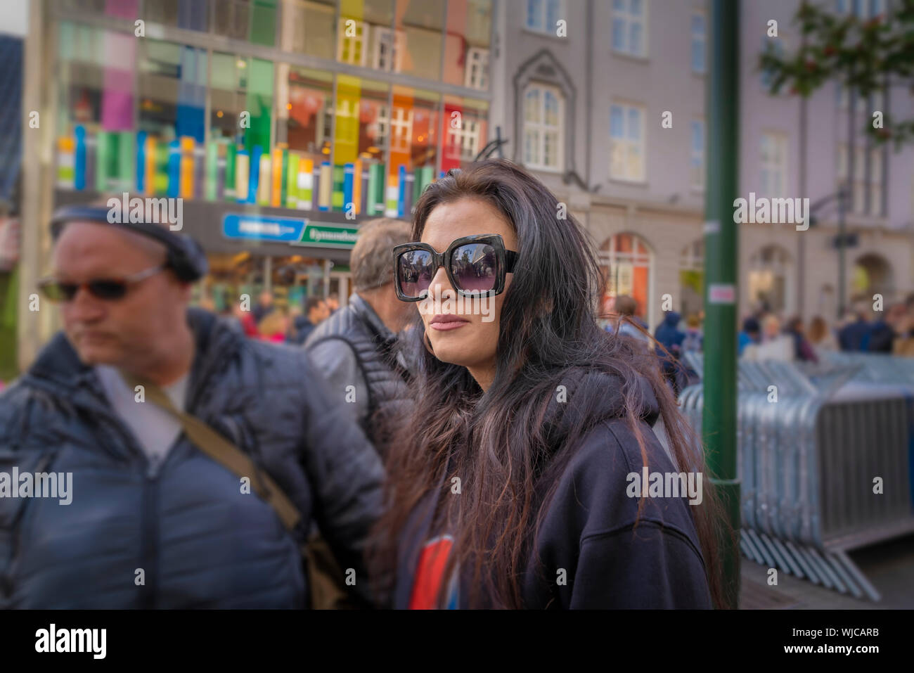 Donna che indossa gli occhiali da sole, Menningarnott o Culturale giorno, Reykjavik, Islanda Foto Stock