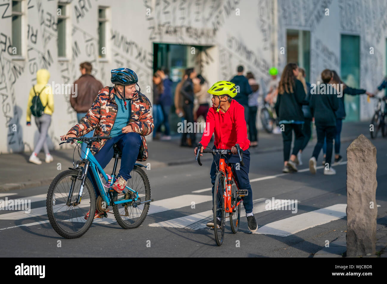 Bambini equitazione biciclette, Menningarnott o Culturale giorno, Reykjavik, Islanda. Scene di strada. Foto Stock