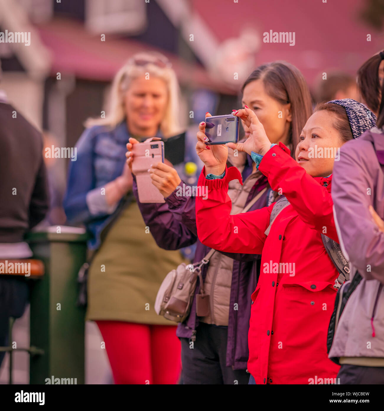 Scattare una foto con uno smart phone, Menningarnott o Culturale giorno, Reykjavik, Islanda. Foto Stock