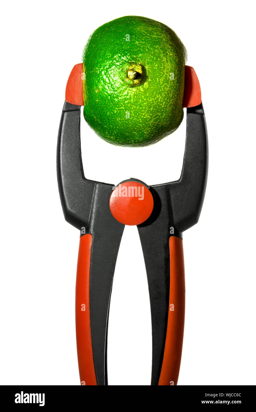 Morsetto è la spremitura di un lime, isolato su bianco. Foto Stock