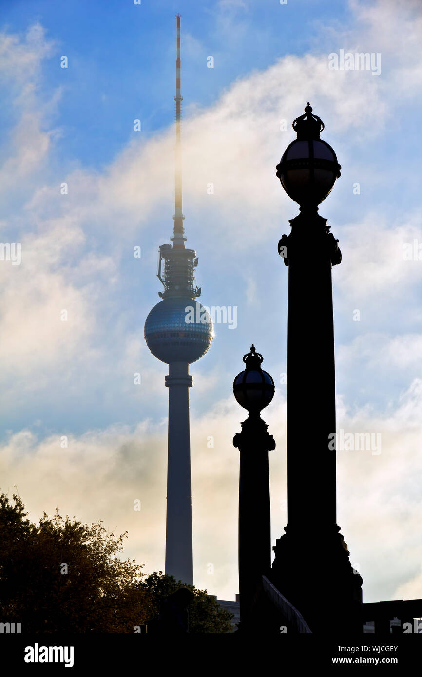 Berlino torre della televisione con due pilastri simili di un ponte. Foto Stock