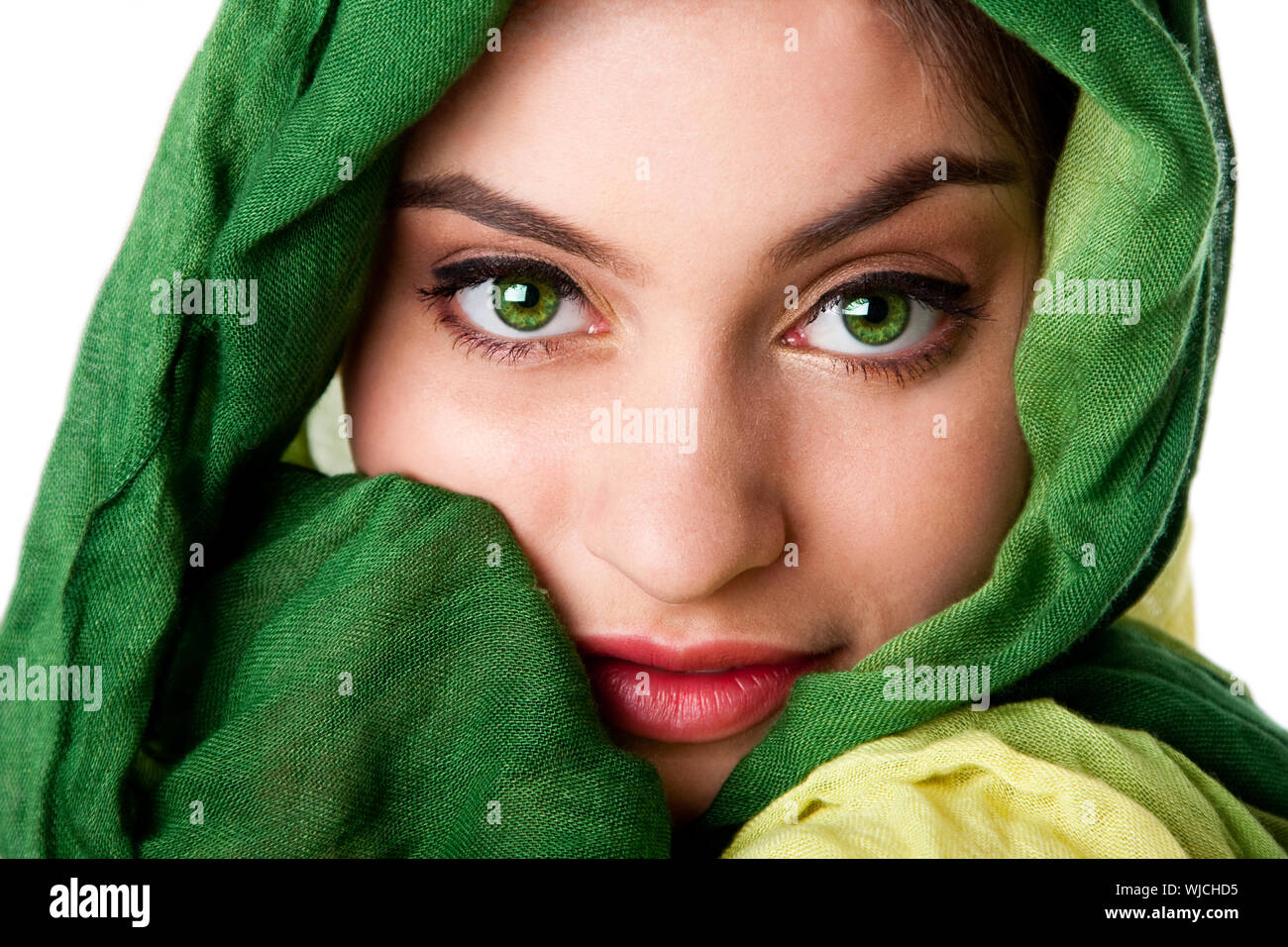 Ritratto di misteriosa bella ispanica caucasica Latina donna faccia verde con occhi penetranti e moda verde sciarpa avvolta attorno alla testa, isolare Foto Stock