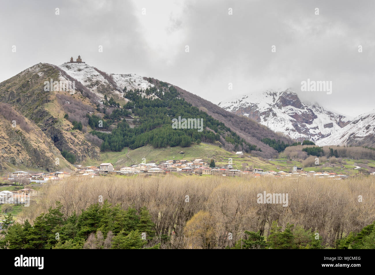 Ortodossi Gergeti Trinity Church nei pressi del villaggio di Stepantsminda in Georgia nella maggior montagne del Caucaso, proprio sotto il monte Kazbek Foto Stock