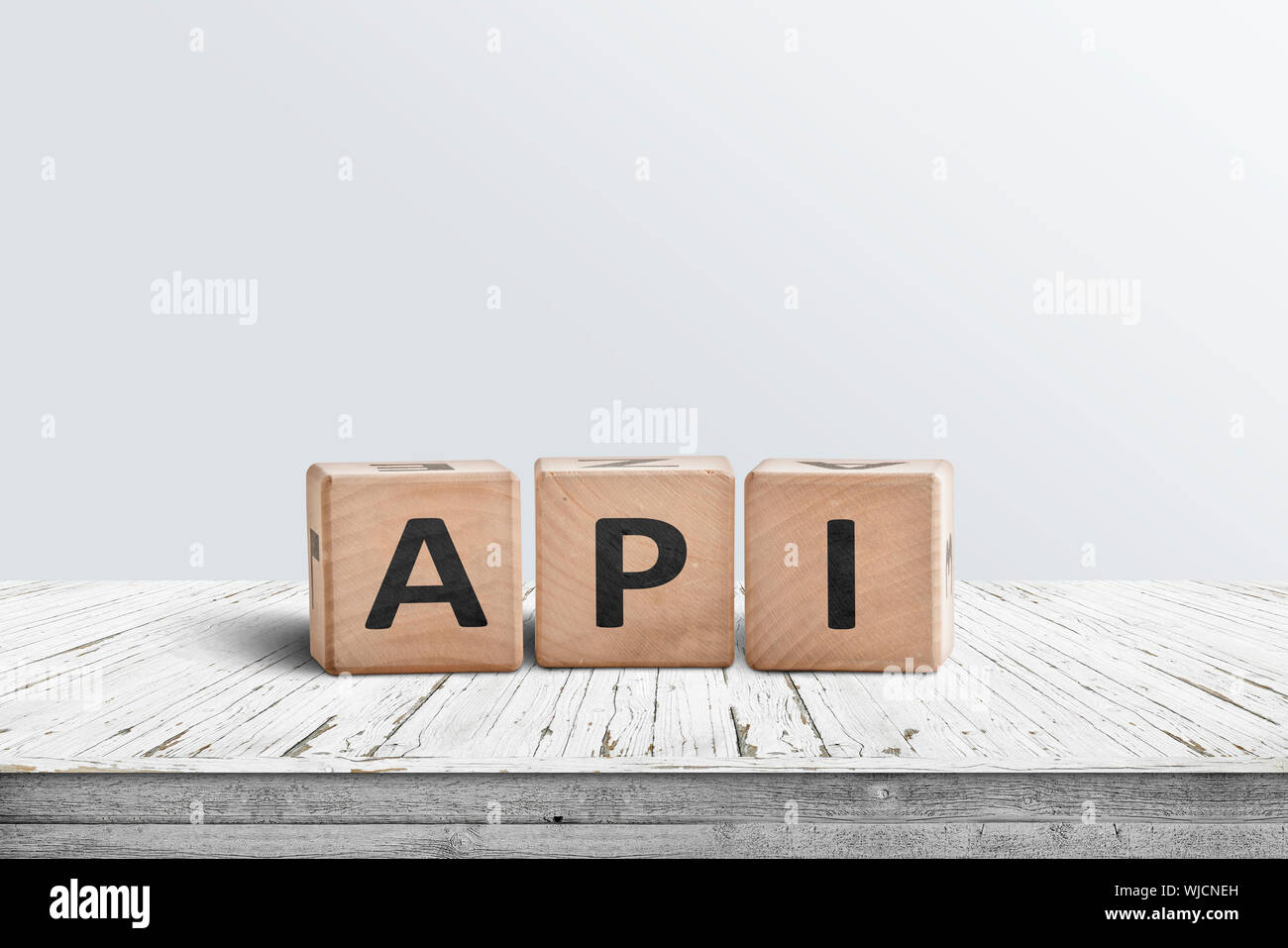 API di programmazione app segno fatto di blocchi di legno su un banco di colore bianco Foto Stock