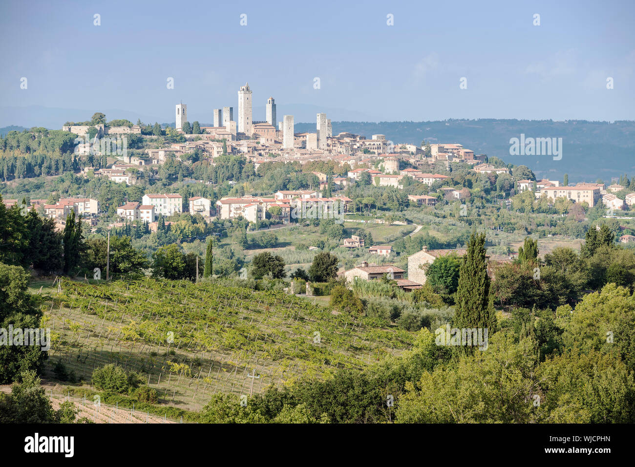 Vista di San Gimignano in Toscana, Italia in una giornata di sole in estate Foto Stock