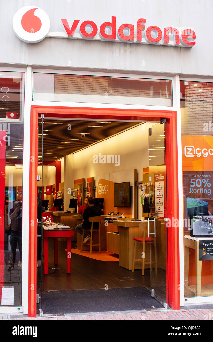 Arnhem, Paesi Bassi - Agosto 16, 2019: entrata di un negozio Vodafone. Vodafone è una multinazionale britannica conglomerato di telecomunicazioni Foto Stock