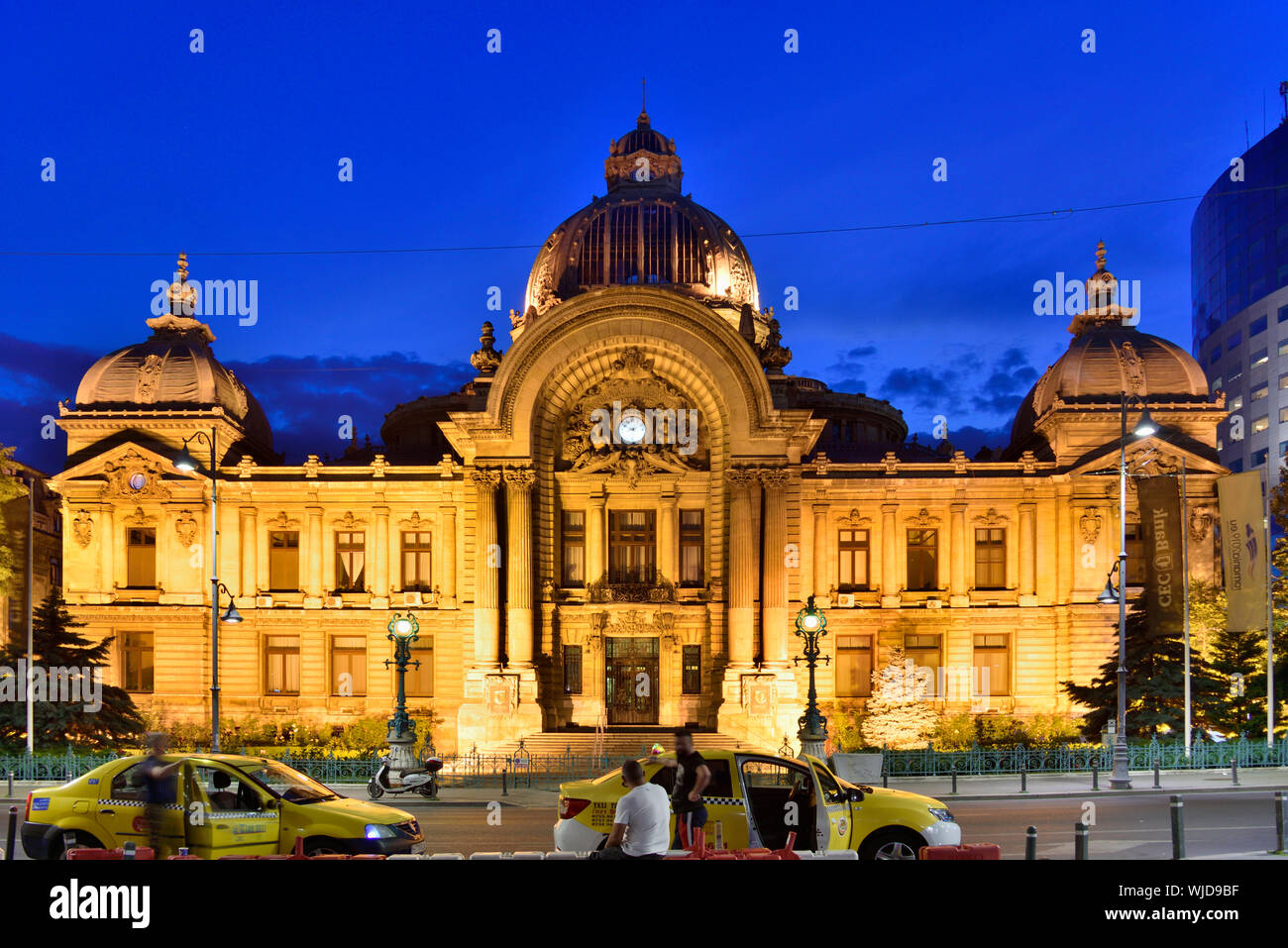 Palazzo CEC, risalente al 1900, è molto simile al Petit Palais di Parigi. Oggi è la banca CEC. Bucarest, Romania Foto Stock