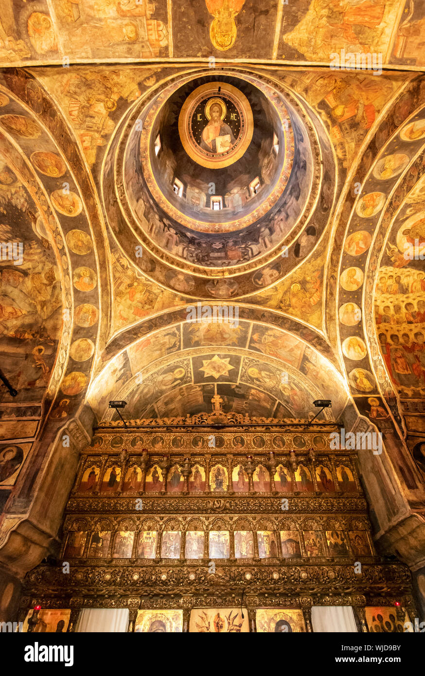 Gli affreschi all'interno di Stavropoleos monastero chiesa, un monastery ortodosso orientale per le monache nella città vecchia di Bucarest. La Romania Foto Stock