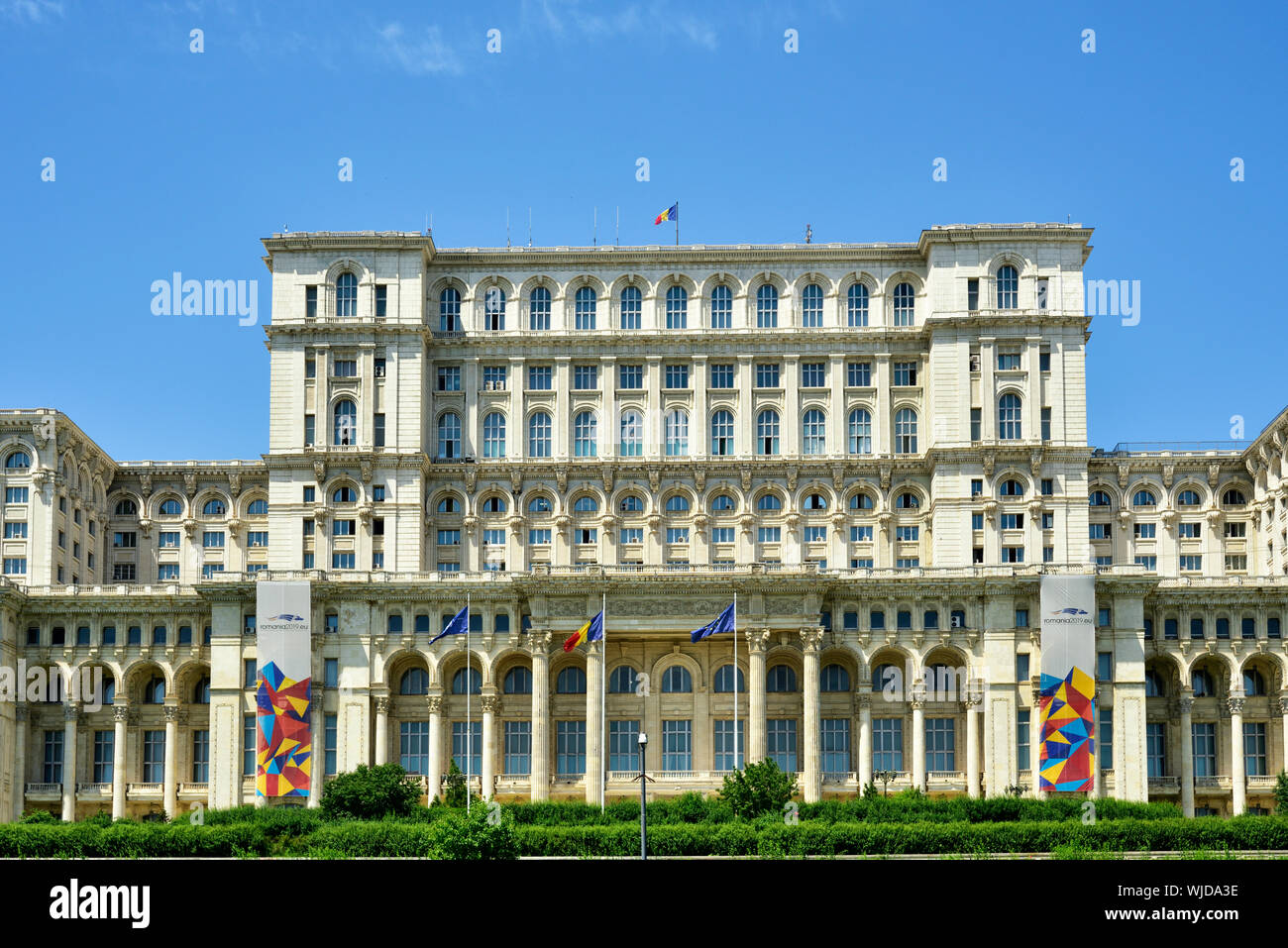 Il Palazzo del Parlamento è il secondo più grande edificio amministrativo nel mondo. Bucarest, Romania Foto Stock