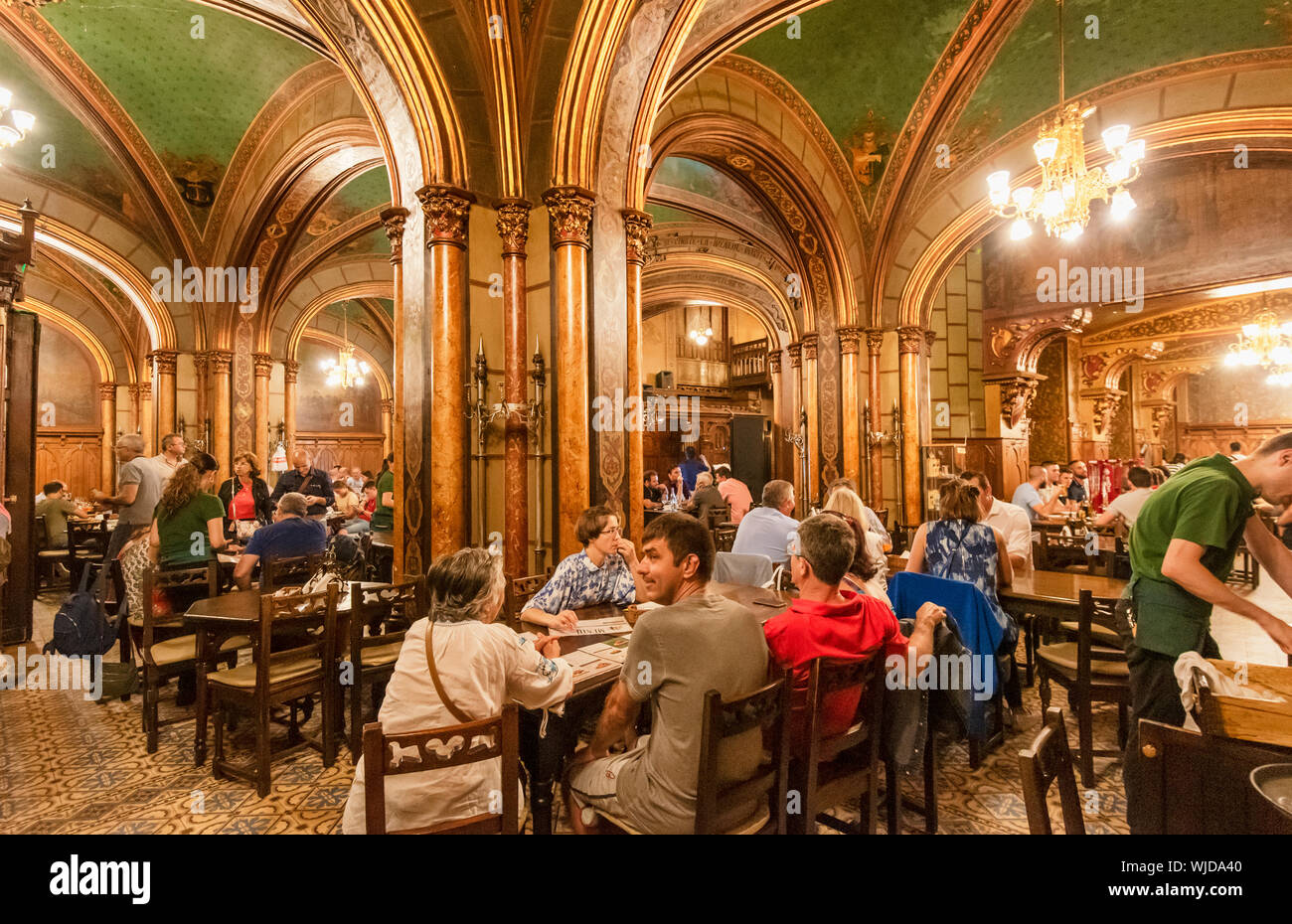 Interno del famoso Caru cu Bere Ristorante e bar, risalente al 1899, con l. Si tratta di un monumento storico. Bucarest. La Romania Foto Stock