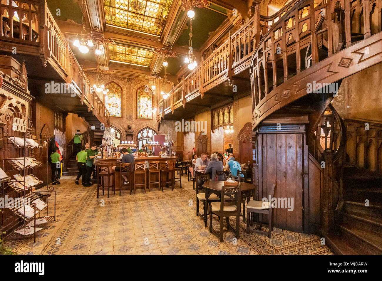 Interno del famoso Caru cu Bere Ristorante e bar, risalente al 1899, con l. Si tratta di un monumento storico. Bucarest. La Romania Foto Stock