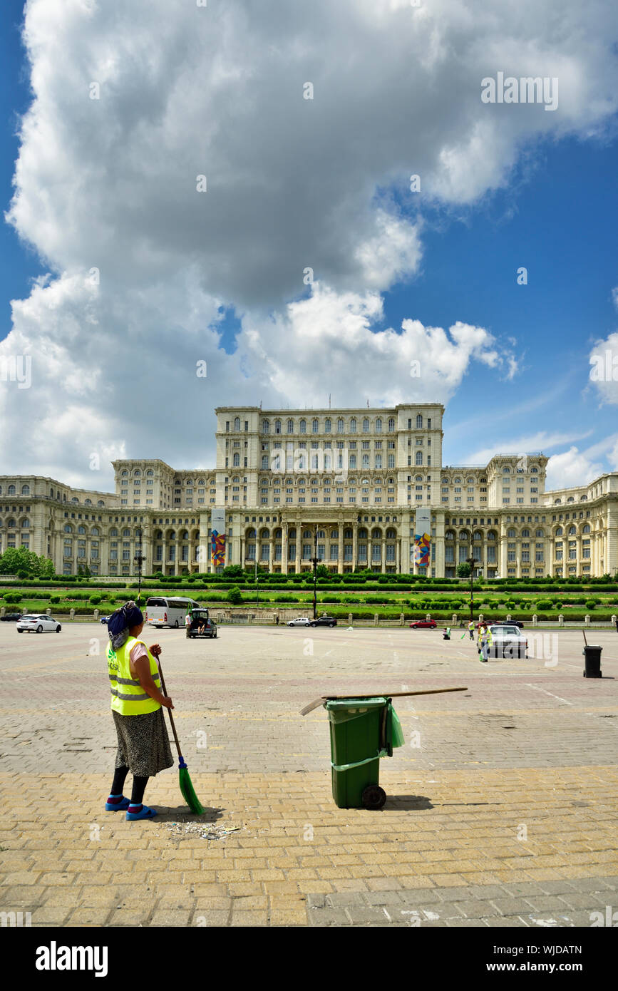 Il Palazzo del Parlamento è il secondo più grande edificio amministrativo nel mondo. Bucarest, Romania Foto Stock