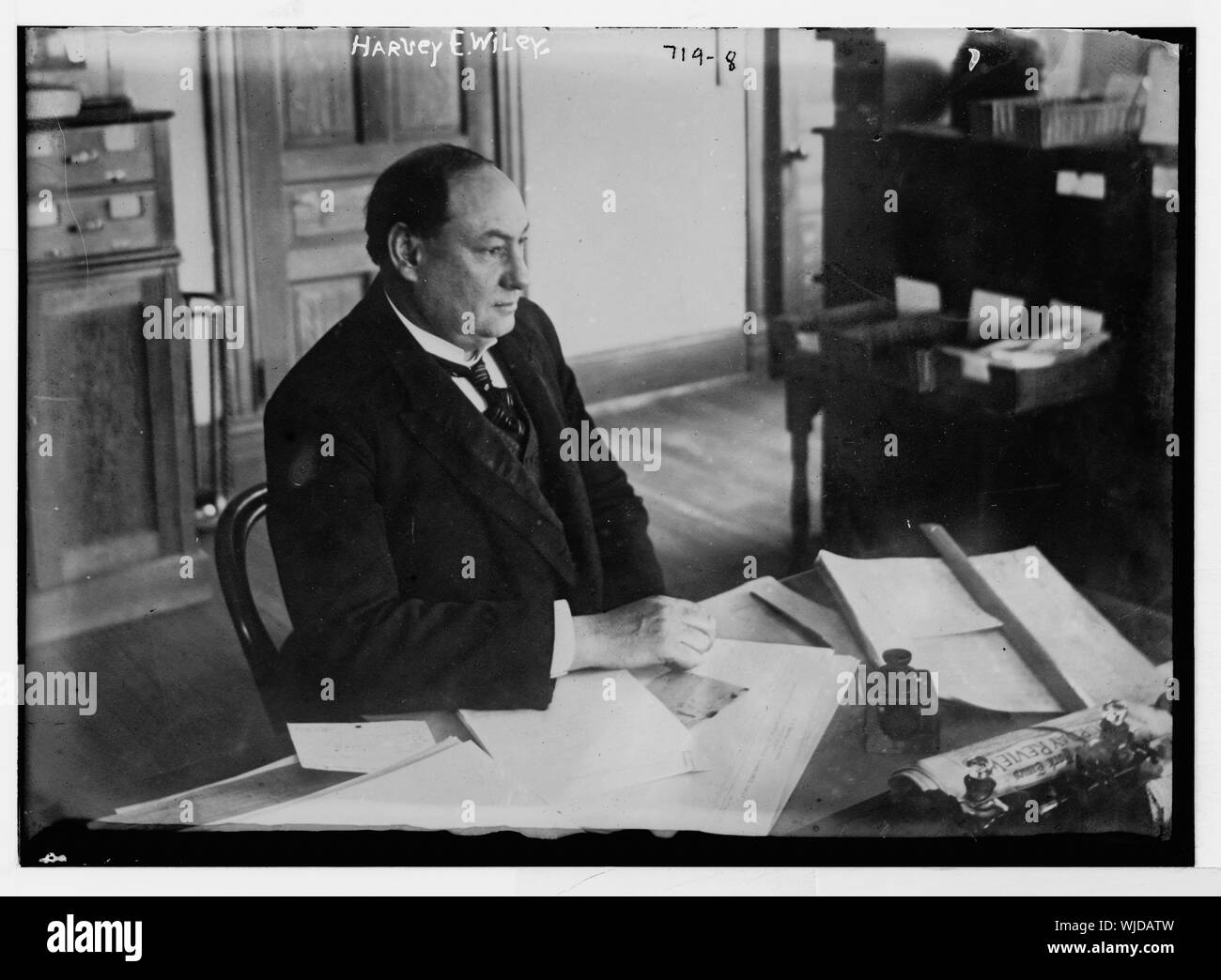 Harvey E. Wiley, seduto alla scrivania Foto Stock