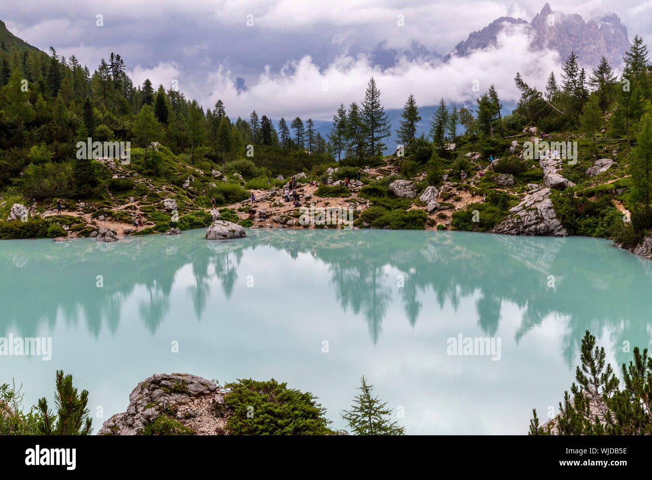 Il Sorapiss lago glaciale e il dito di Dio della montagna, in background, Dolomiti, Alpi Orientali, Veneto, Italia, collegato anche con Sorapis o Foto Stock
