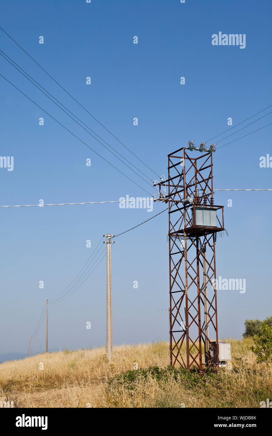 Un palo telefonico pilone elettrico Desert Haze di calore Foto Stock